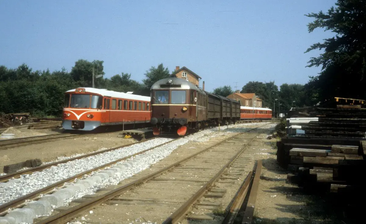 Et tog (GDS/Gribskovbanen) står ved stationen i Kagerup den 11. juli 1983. Billedet viser tog og stationsmiljø.