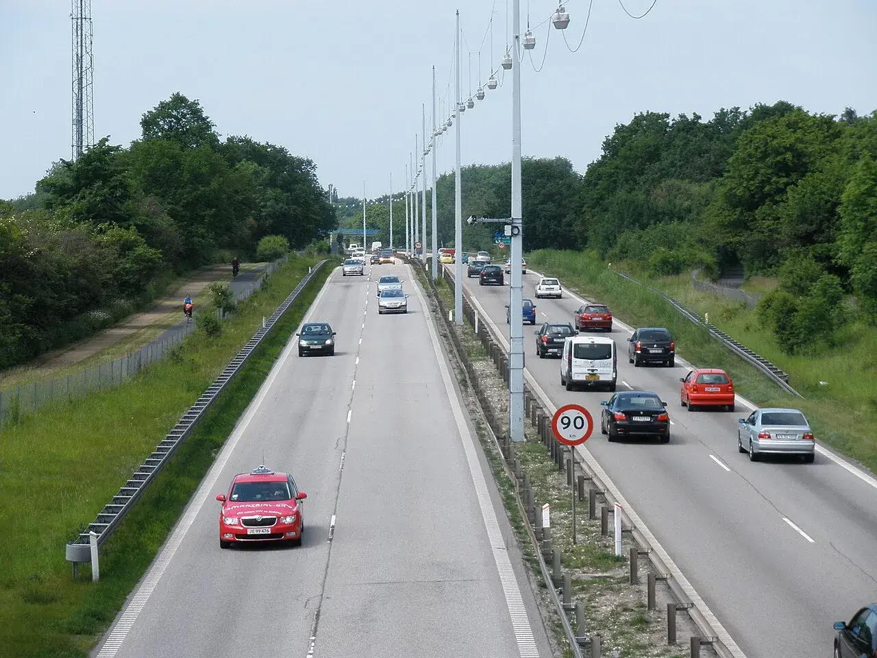 Hillerødmotorvejen set mod nordvest fra Høje Gladsaxe Vej (afkørsel 1). Billedet viser vejens udformning med cykelsti langs motorvejen.