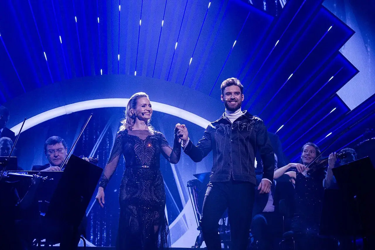 Johannes Nymark ses sammen med Annette Heick ved Danish Melodi Grand Prix (DMGP) i 2018. Billedet fanger stemningen fra den danske musikkonkurrence.