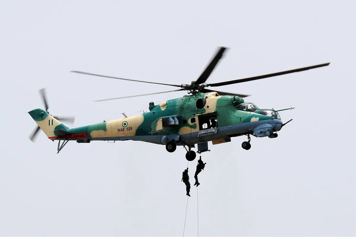 En Mil Mi-24V helikopter fra Nigerian Air Force fotograferet med fokus på dens militære rolle og operative tilstedeværelse. Billedet fremhæver helikopterens udformning og kontekst.