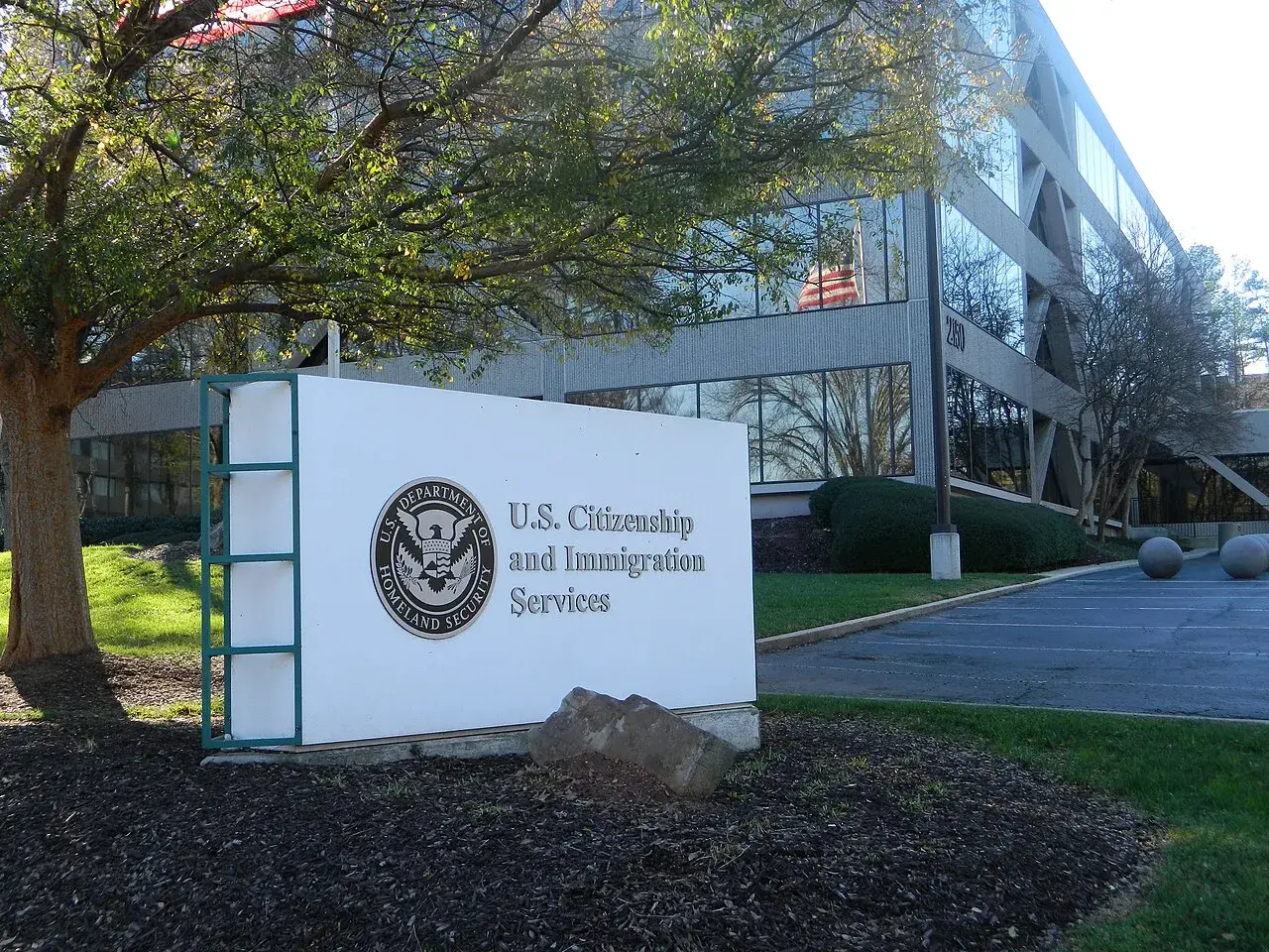 Et billede relateret til U.S. Citizenship and Immigration Service (USCIS).