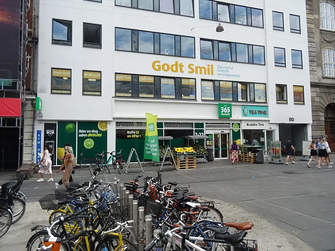 Facadebillede af en 365discount-butik på Nørre Voldgade ved Nørreport Station i København. Billedet viser butikkens skiltning og beliggenhed på gaden.