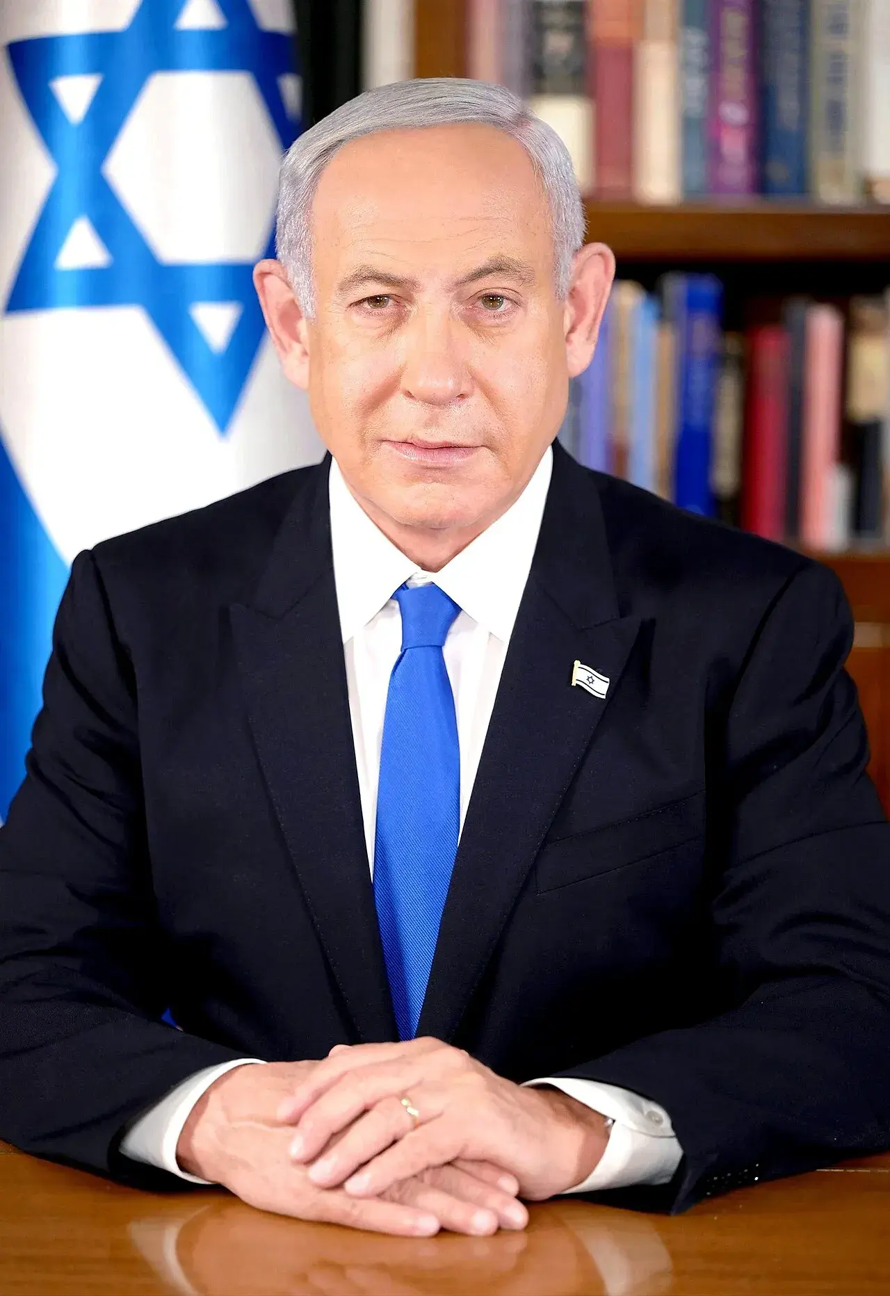 Benjamin Netanyahu ses i et formelt, officielt portræt. Billedet er taget i forbindelse med hans tid som Israels premierminister.