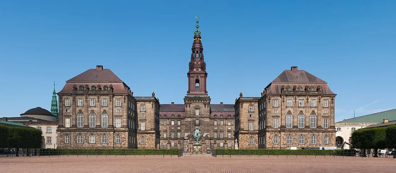 Christiansborg Slot på Slotsholmen i København. Billedet viser den ikoniske bygning, der huser centrale danske institutioner.