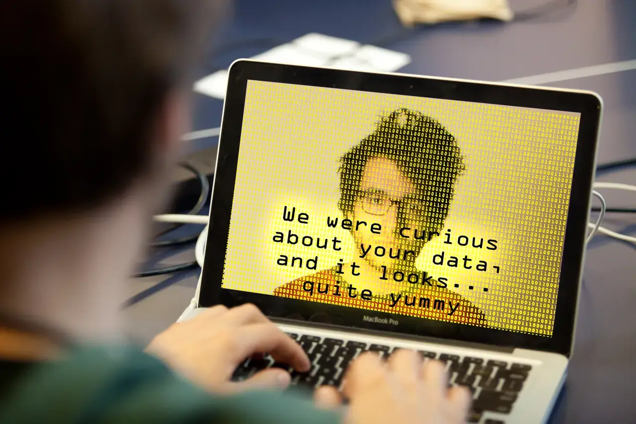Et abstrakt billede, der visualiserer cybercrime og databrud gennem en matrix-lignende skærmoverlay. Motivet understreger sammenhængen mellem data og digitale trusler.