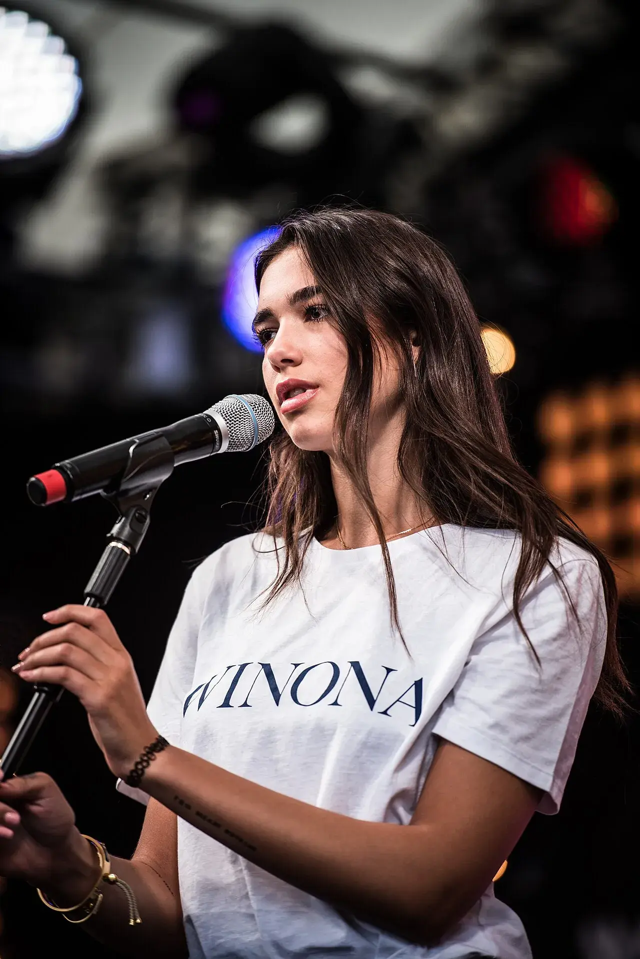 Den britiske sanger og sangskriver Dua Lipa optræder på scenen ved SWR3 New Pop Festival 2016. Fotoet fanger hende under liveoptræden.