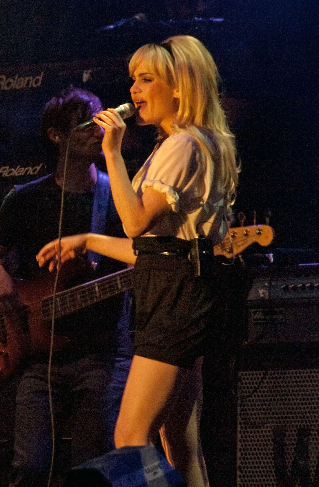 Duffy står på scenen under SOS 4.8-festivalen i 2009. Billedet fanger en koncertstemning med publikum og lys i baggrunden.