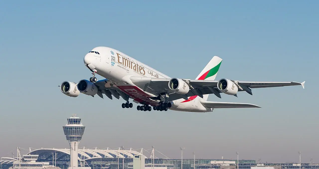 Et Emirates Airbus A380-861 fly i München.