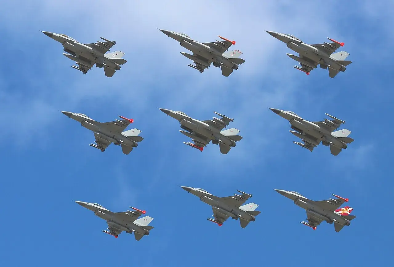 Ni F-16 fra Royal Danish Air Force flyver i en tæt diamond-formation under Danish Air Show 2014. Billedet viser flyenes konfiguration med bl.a. conformal fuel tanks og Litening G4 targeting pod.