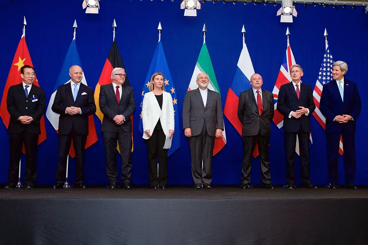 Udenrigsministrene og øvrige embedsmænd fra P5+1, EU og Iran står samlet under annonceringen af en rammeaftale om et omfattende atomprogram. Fotoet er taget i Forum Rolex-auditoriet på EPFL i Lausanne.
