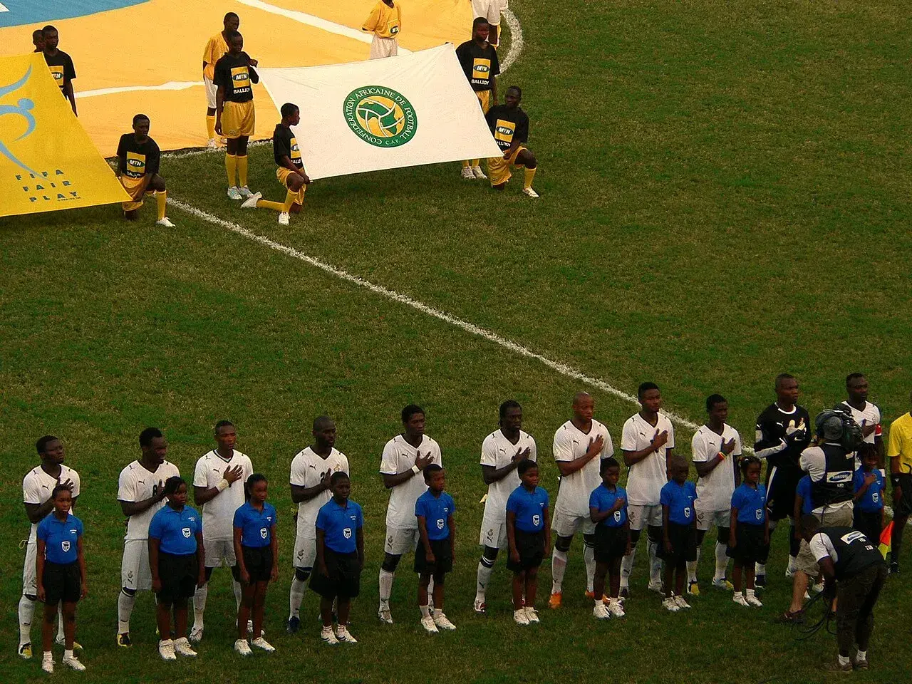 Ghanas landshold, Black Stars, står i opstilling før en kamp ved Africa Cup of Nations 2008 mod Nigeria. Billedet viser spillerne samlet før kampstart.