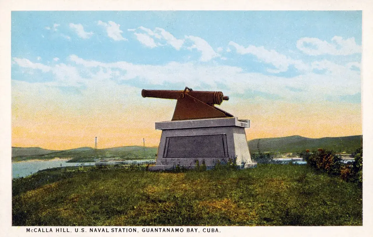 Et postkortslignende fotografi af en bygning til fritidsfaciliteter ved U.S. Naval Base i Guantanamo Bay. Billedet er gengivet som en fotomekanisk print.