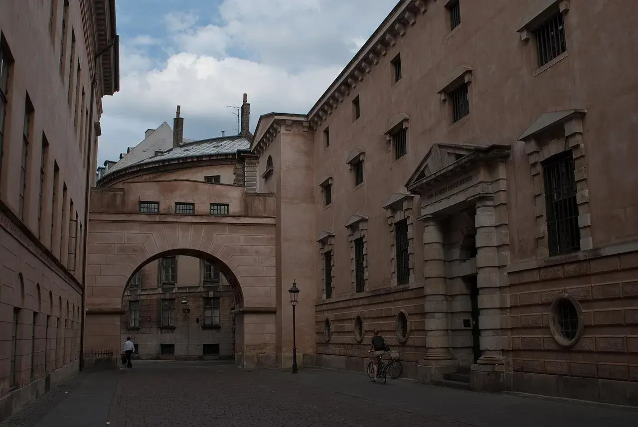 En smal passage/gyde mellem Copenhagen Court og Jailhouse i København. Stemningen er præget af byens institutionelle arkitektur.