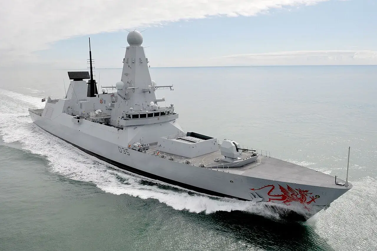 Royal Navy’s destroyer HMS Dragon (Type 45) ses under øvelser i Den Engelske Kanal. Skibet er udstyret med avancerede luftforsvarssystemer og indgår i en moderne klasse af destroyere.