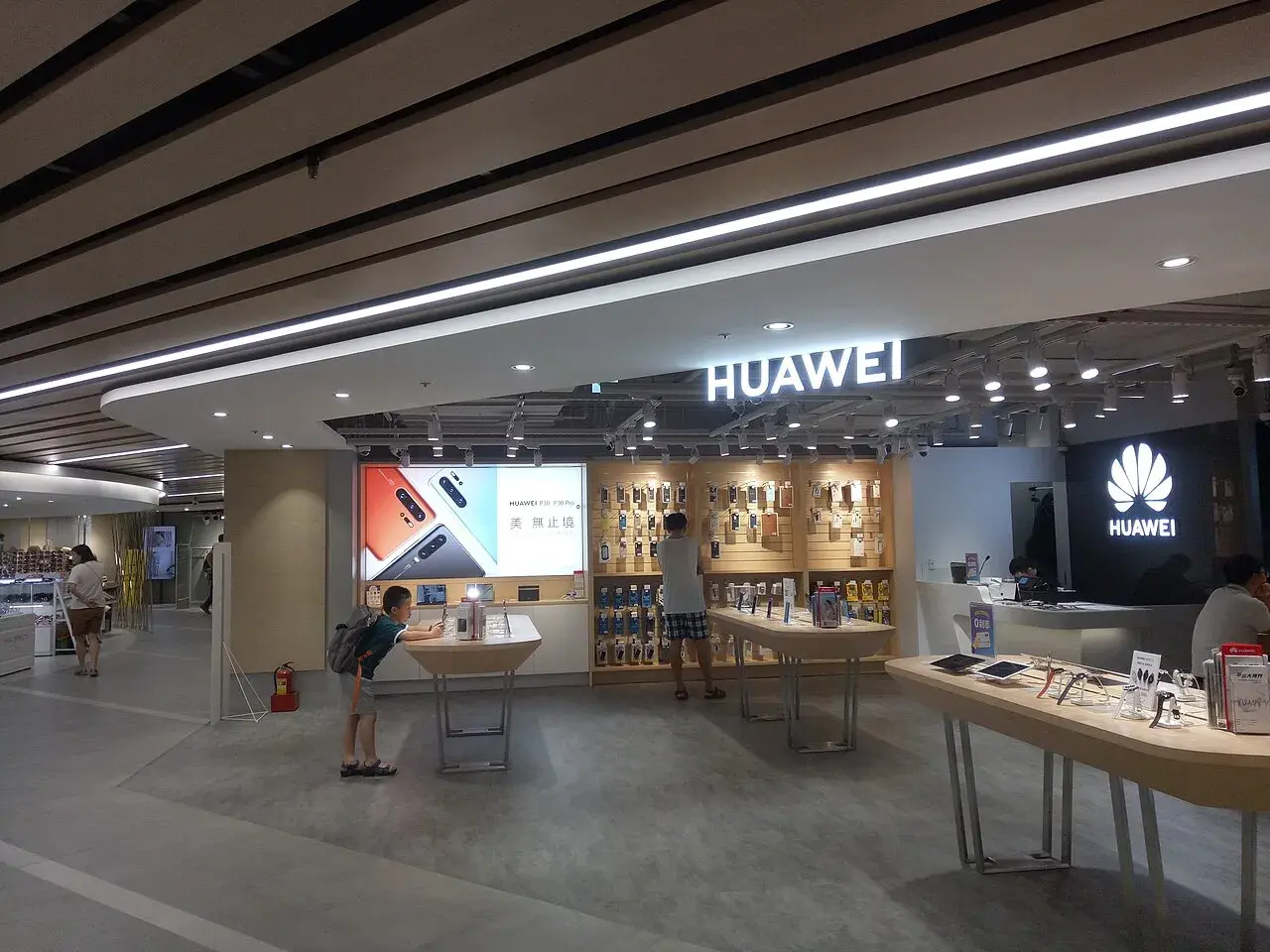 Huawei har en eksklusiv butik i Tonlin Plaza i Taoyuan, hvor man kan finde de seneste Huawei-produkter.