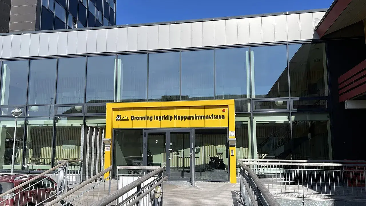 Indgangen til Queen Ingrid’s Hospital i Nuuk, Grønland, fotograferet i juli 2023. Billedet viser hospitalets facade og ankomstområde.
