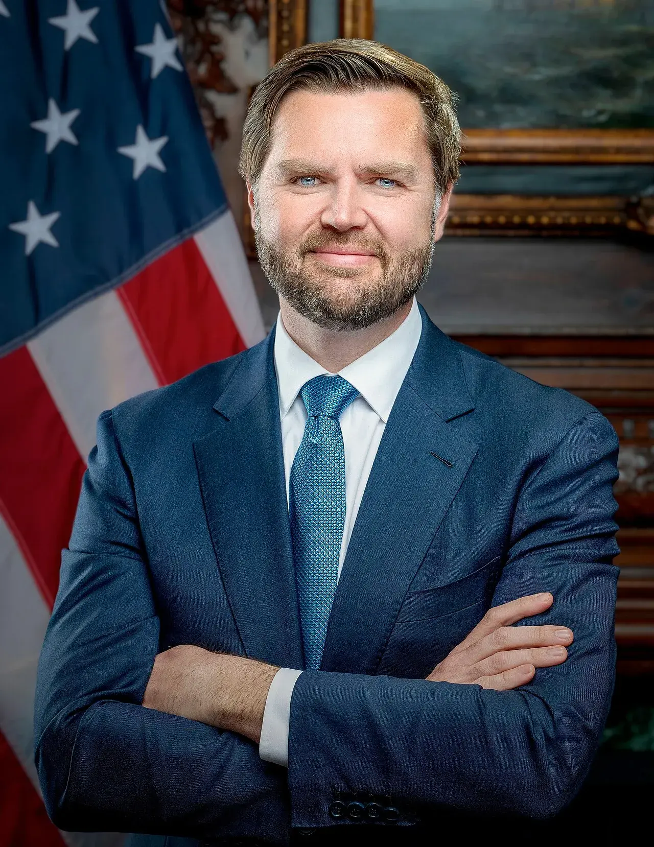 JD Vance ses i et officielt vicepræsidentportræt fra januar 2025. Billedet er taget som en del af hans ceremonielle portrætserie.