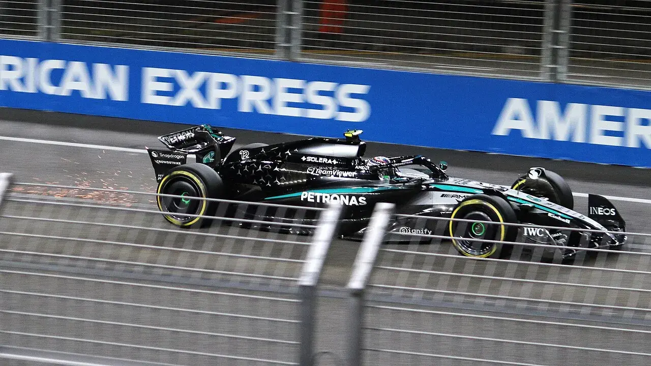 Kimi Antonelli ses i Mercedes under FP2 ved Singapore Grand Prix 2025. Billedet viser ham i aktion på banen under træningssessionen.