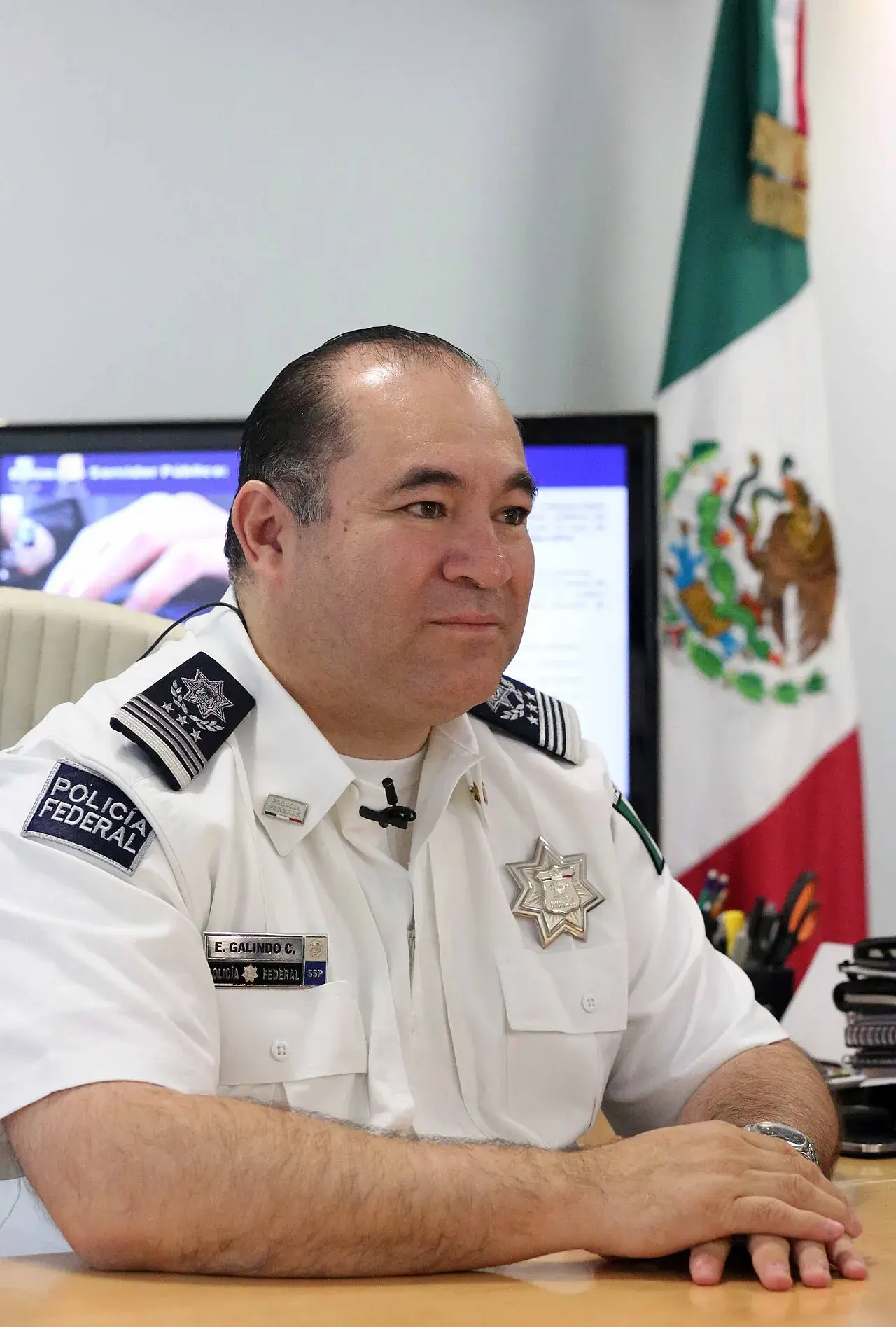 Portræt af Enrique Galindo Ceballos, kommissær for Policía Federal de México. Billedet viser en officiel, formel fremtoning.