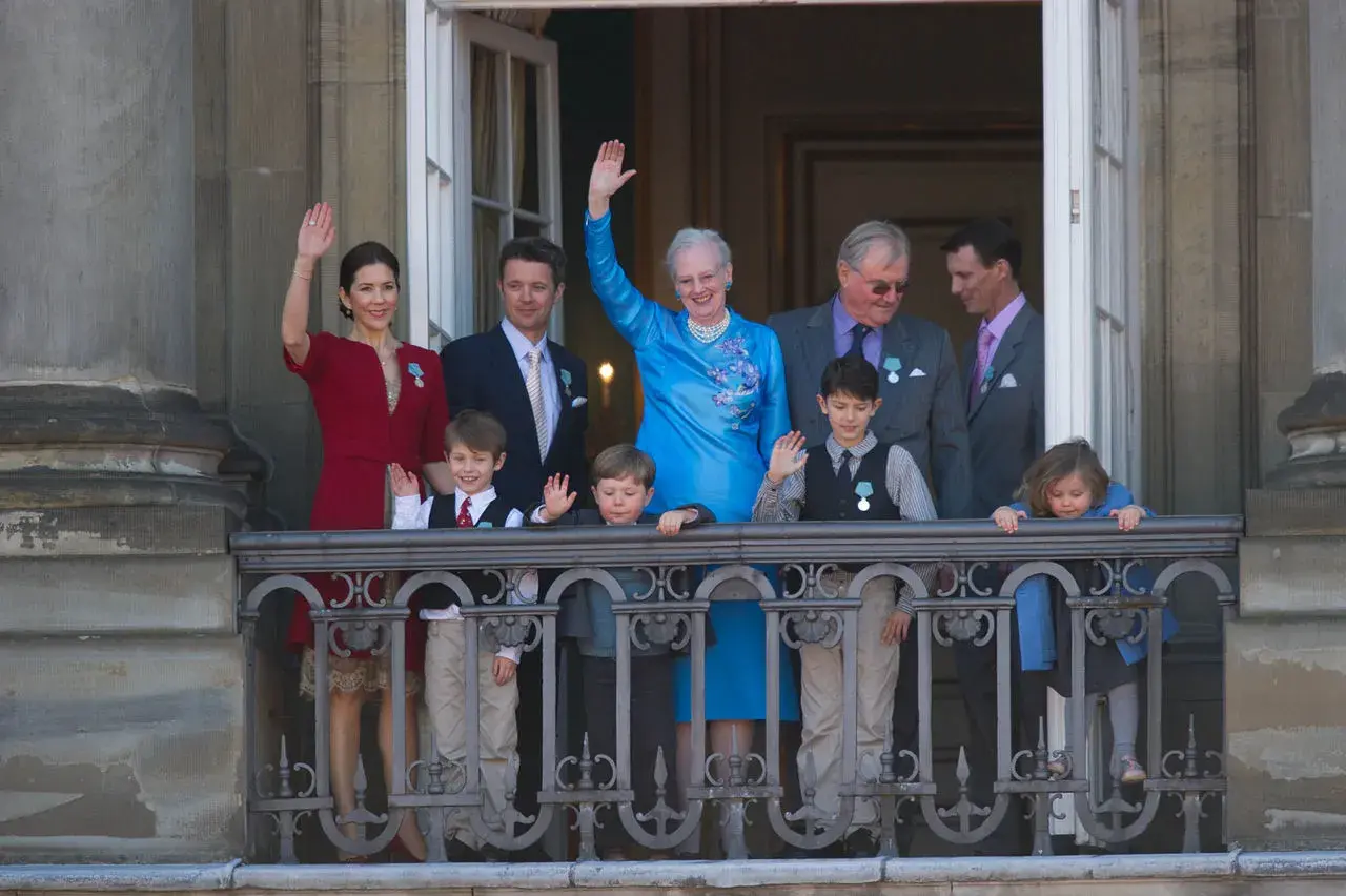 Billedet viser den danske kongefamilie under dronning Margrethe II’s 70-års fødselsdag den 16. april 2010. Fotoet er taget i forbindelse med jubilæet.