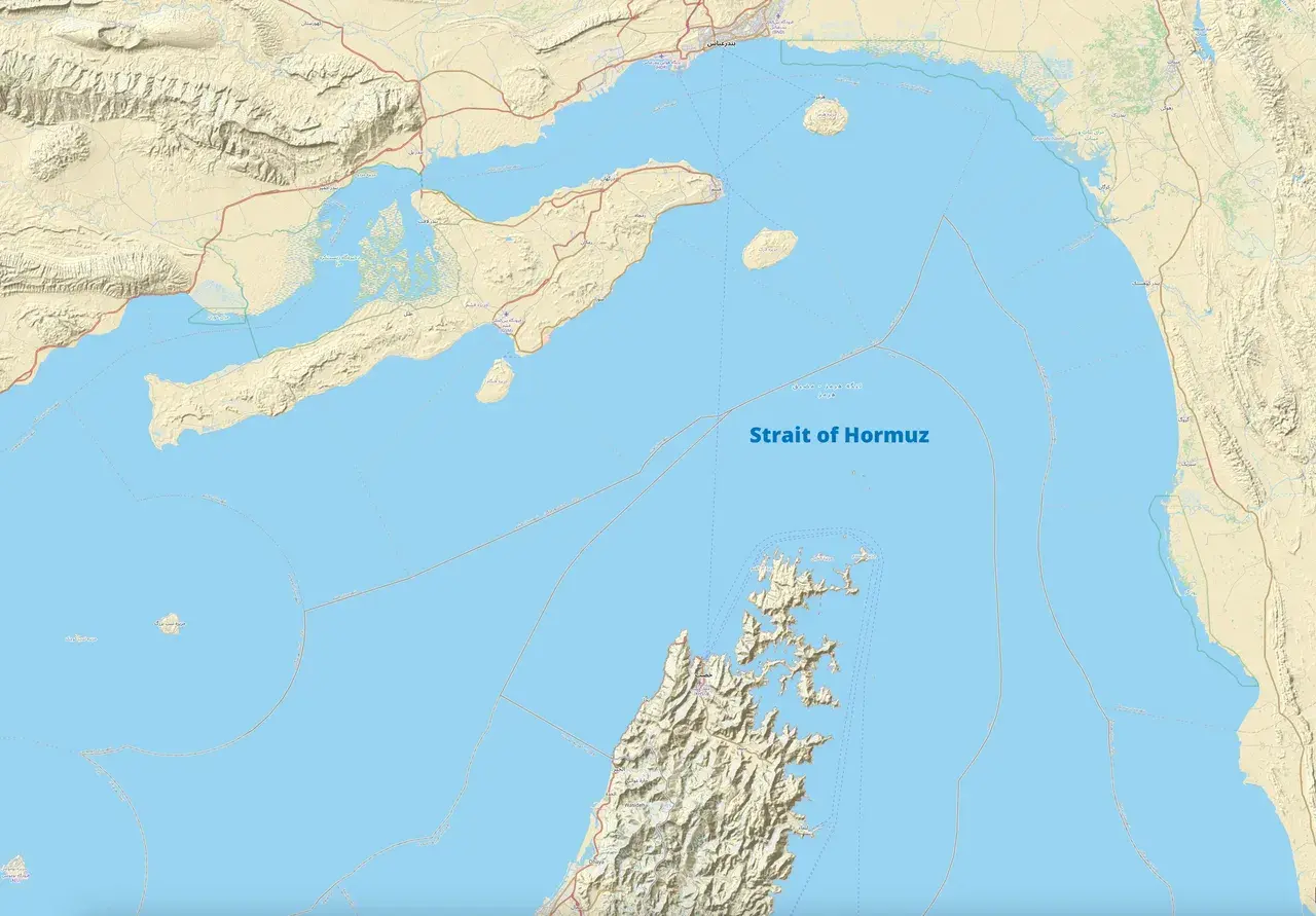 Topografisk kort over Hormuzstrædet med fremhævede geografiske detaljer. Kortet giver et overblik over området og dets kendetegn.