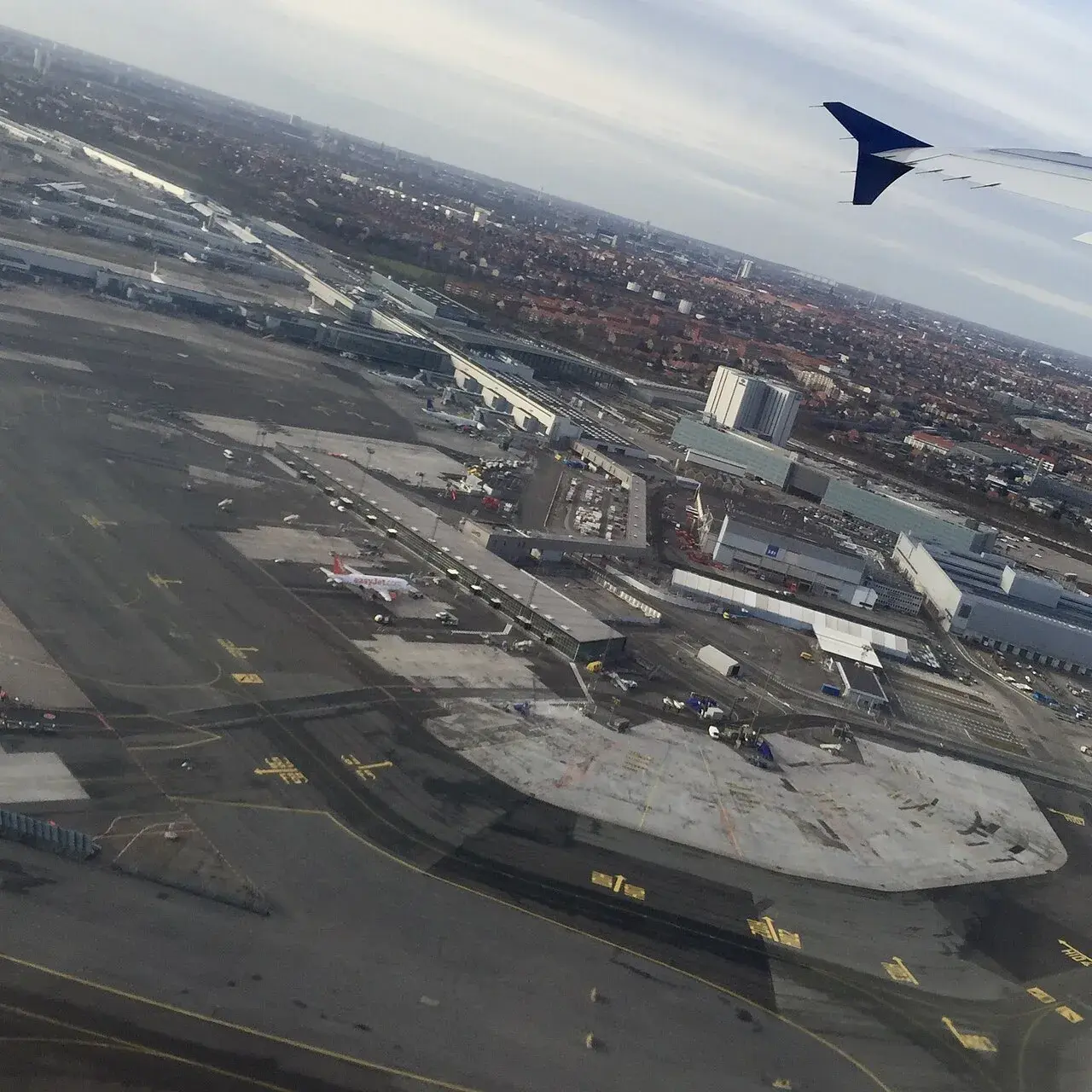 Aerialt billede af Københavns Lufthavn (Kastrup), der illustrerer lufthavnens størrelse og infrastruktur. Lufthavnen fungerer som et vigtigt transportknudepunkt for Skandinavien og Øresundsregionen.