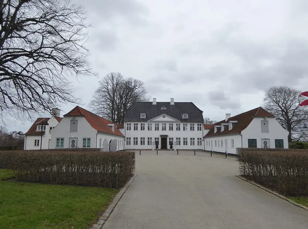 Marienborg i København, som bruges som bolig for den danske statsminister og til repræsentative formål. Billedet viser residensen i et offentligt tilgængeligt perspektiv.