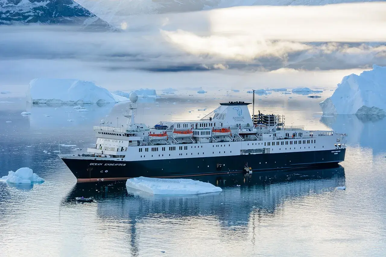 Ekspeditionsskibet MS OCEAN ENDEAVOUR (IMO 7625811) ligger ved Qeqertarsuaq Island i Karrat Fjord, Grønland. Billedet er taget den 18. september 2015.