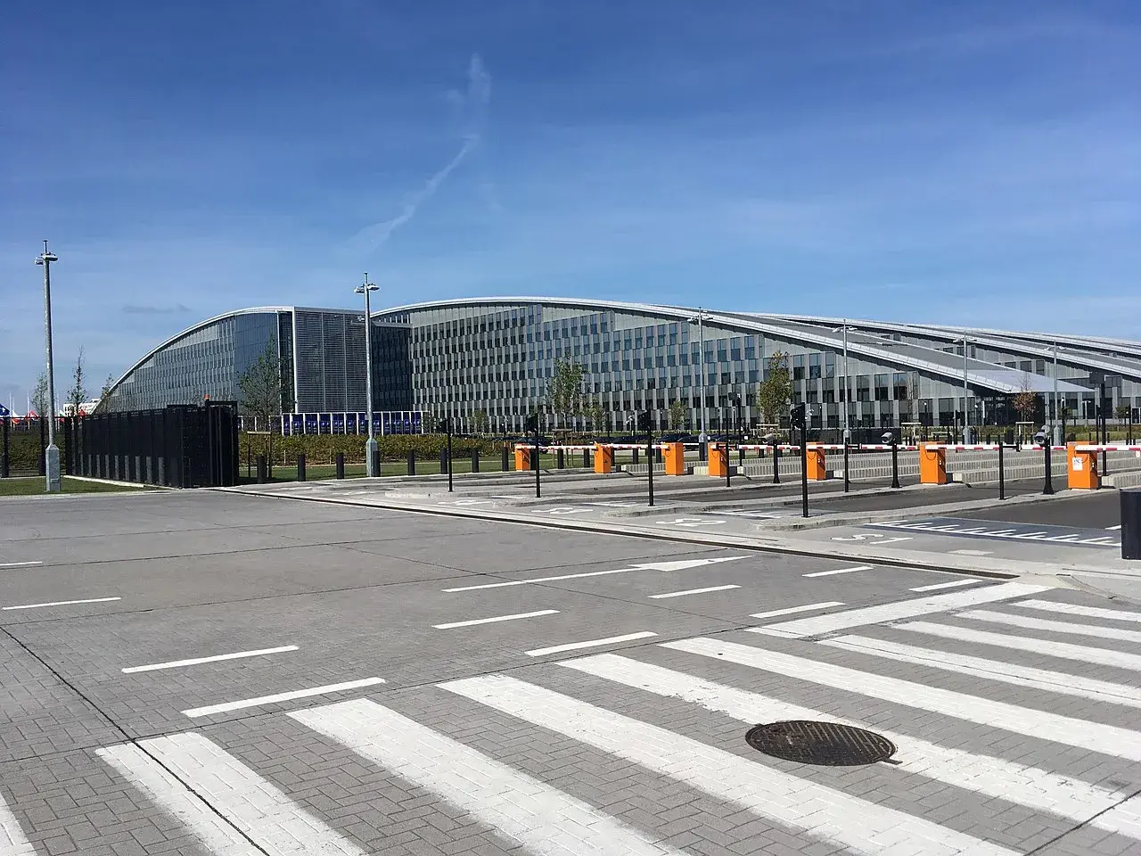Udsigt til NATO’s hovedkvarter i Bruxelles. Billedet viser bygningens arkitektur og placering i byen.