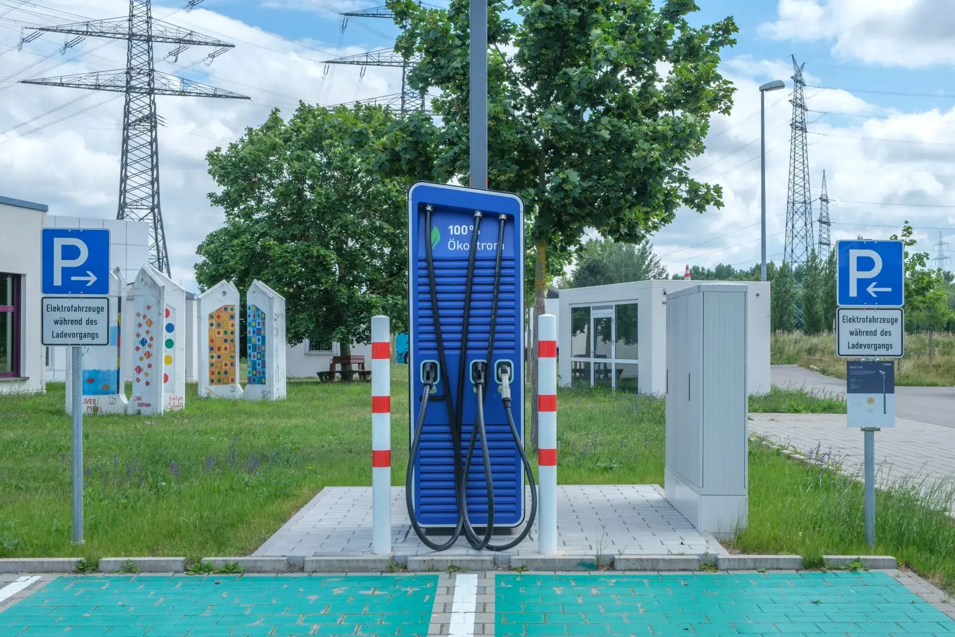 En offentlig ladestation til elbiler med et grønt og miljøvenligt udtryk. Billedet illustrerer infrastruktur til opladning i det offentlige rum.