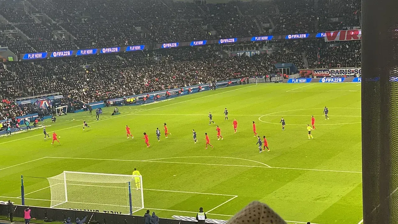 Udsigt over Parc des Princes, hjemmebane for Paris Saint-Germain. Billedet viser stadionets arkitektur og omgivelser.