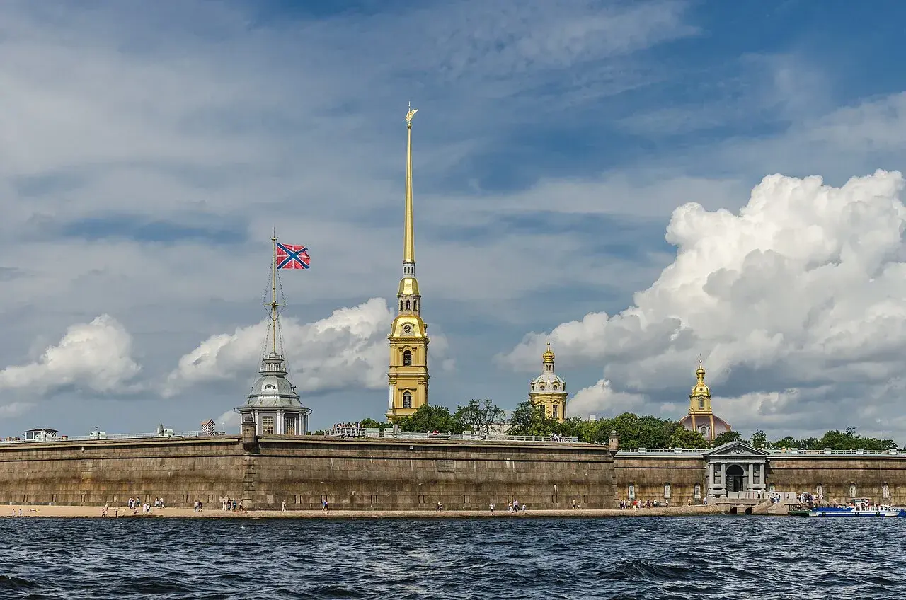 Peter & Paul-fæstningen i Sankt Petersborg. Et historisk bygningsværk i byens centrale område.