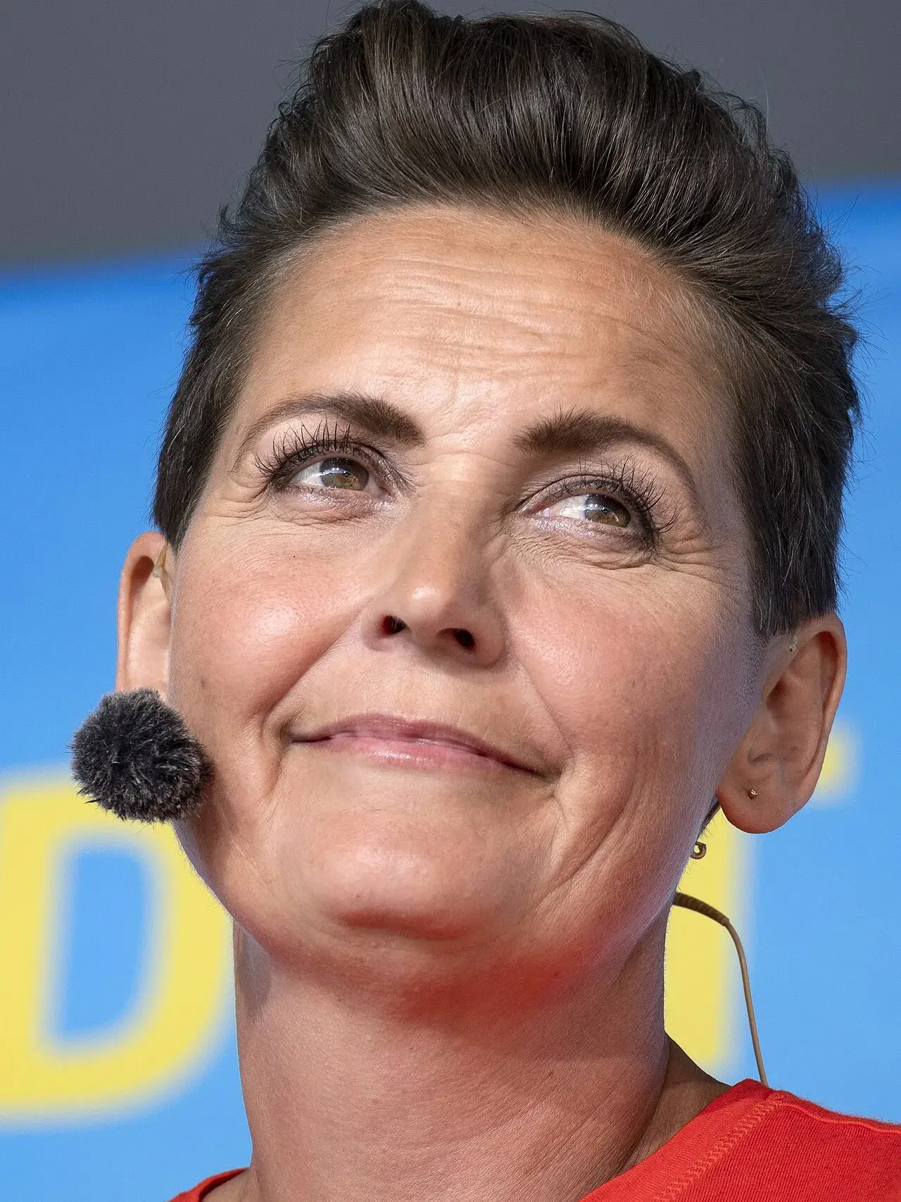 Pia Olsen Dyhr, leder af Socialistisk Folkeparti, holder partiledartal på scenen ved Cirkuspladsen i Allinge under Folkemødet. Fotoet er taget i forbindelse med forhandlingerne om at danne en ny rød dansk regering.