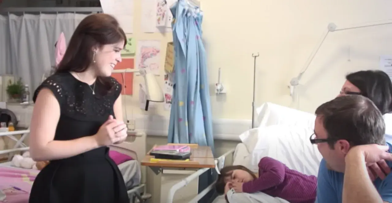 Princess Eugenie besøger Royal National Orthopaedic Hospital i 2011. Billedet viser hende i forbindelse med et officielt besøg.