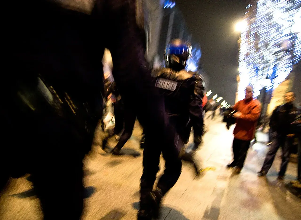 Foto af politistyrker i Paris omkring nytår 2008. Billedet indfanger en situation med skærpet beredskab i gadebilledet.
