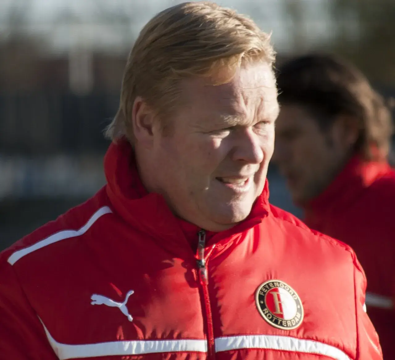 Ronald Koeman observerer sin Feyenoord-trup under træning. Billedet fanger stemningen omkring holdets forberedelser.