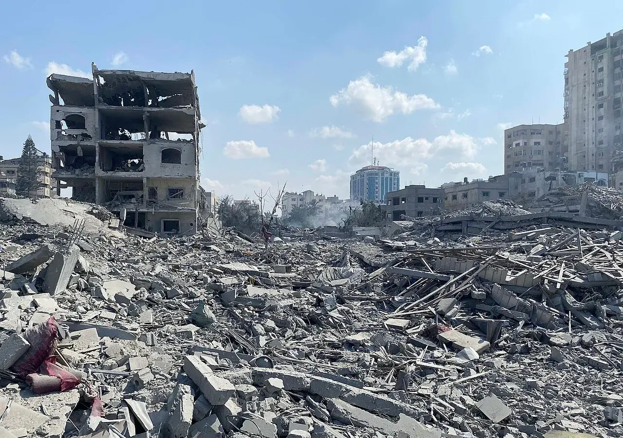 Ødelæggelser på beboelsesbygninger i Rimal-kvarteret i Gaza City. Skaderne er forårsaget af et israelsk luftangreb den 9. oktober 2023.