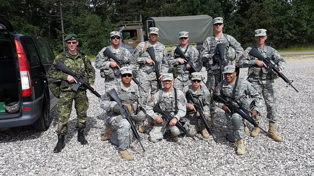Soldater fra U.S. Army’s Military Reserve Exchange Program (MREP) fotograferes sammen med en repræsentant fra Dansk Hjemmeværn under et træningsbesøg i Danmark den 21. juni 2014. Billedet er taget i forbindelse med udvekslingsprogrammet.