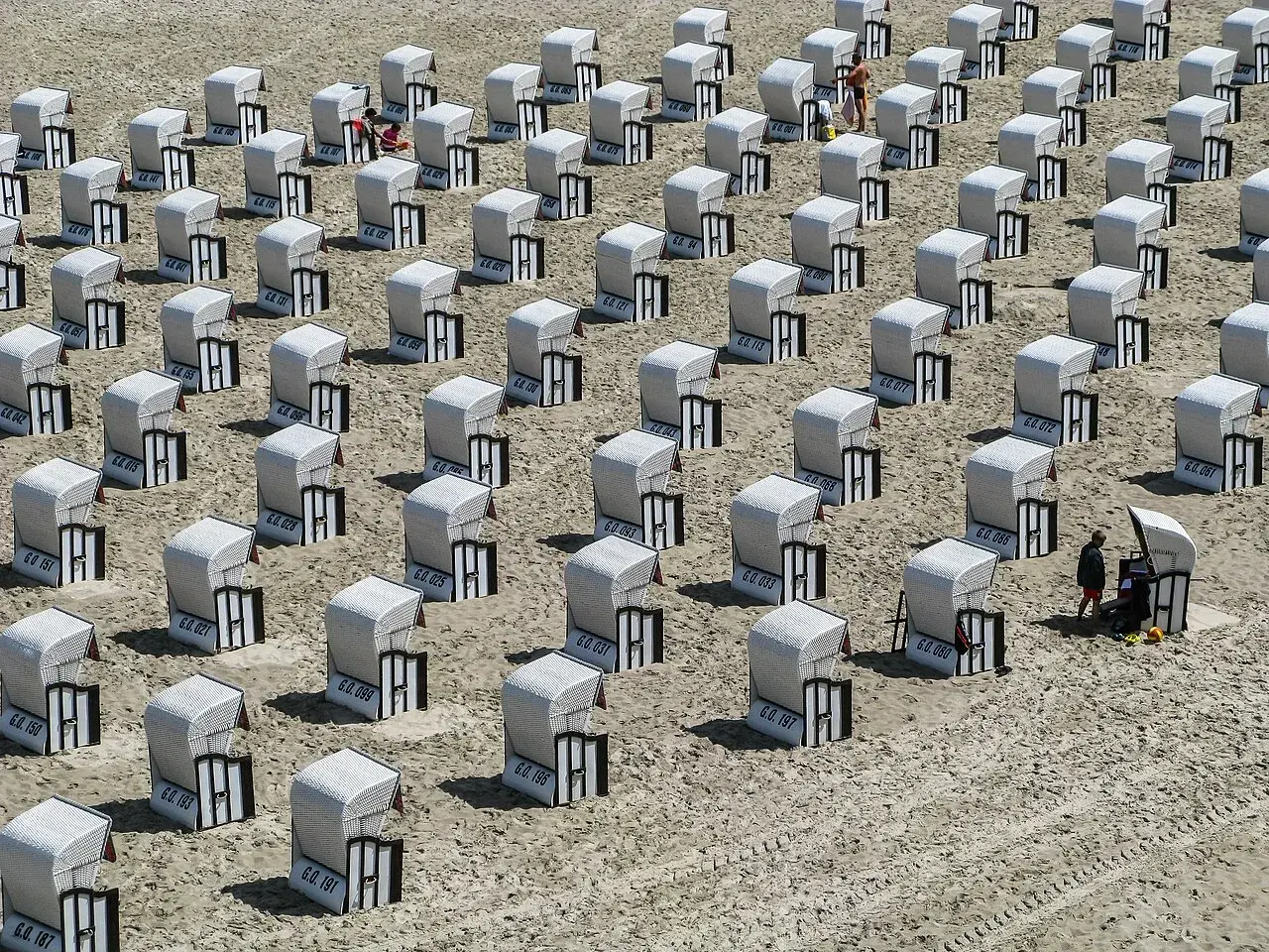 Strandstole ved kysten i Sellin på den tyske ø Rügen. Billedet fanger en rolig strandstemning en sommerdag.