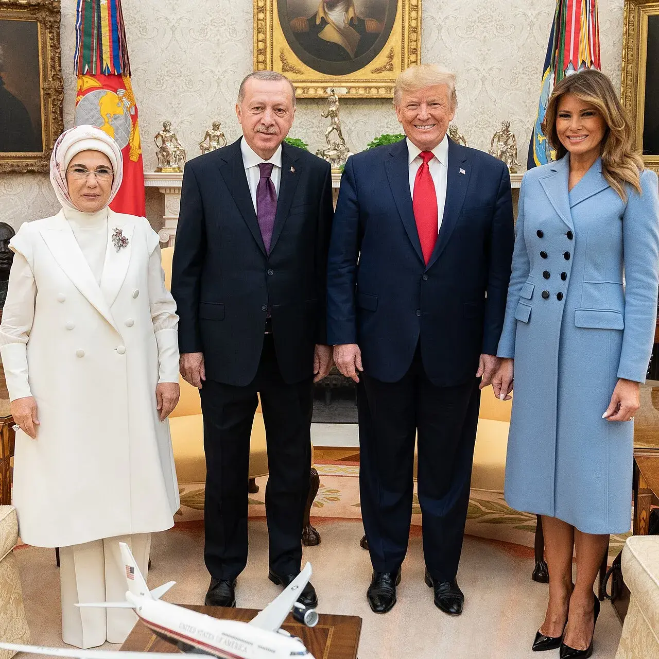 Donald J. Trump og First Lady Melania Trump fotograferes sammen med den tyrkiske præsident Recep Tayyip Erdogan og hans hustru Emine Erdogan i Oval Office. Billedet er fra et besøg i november 2019.
