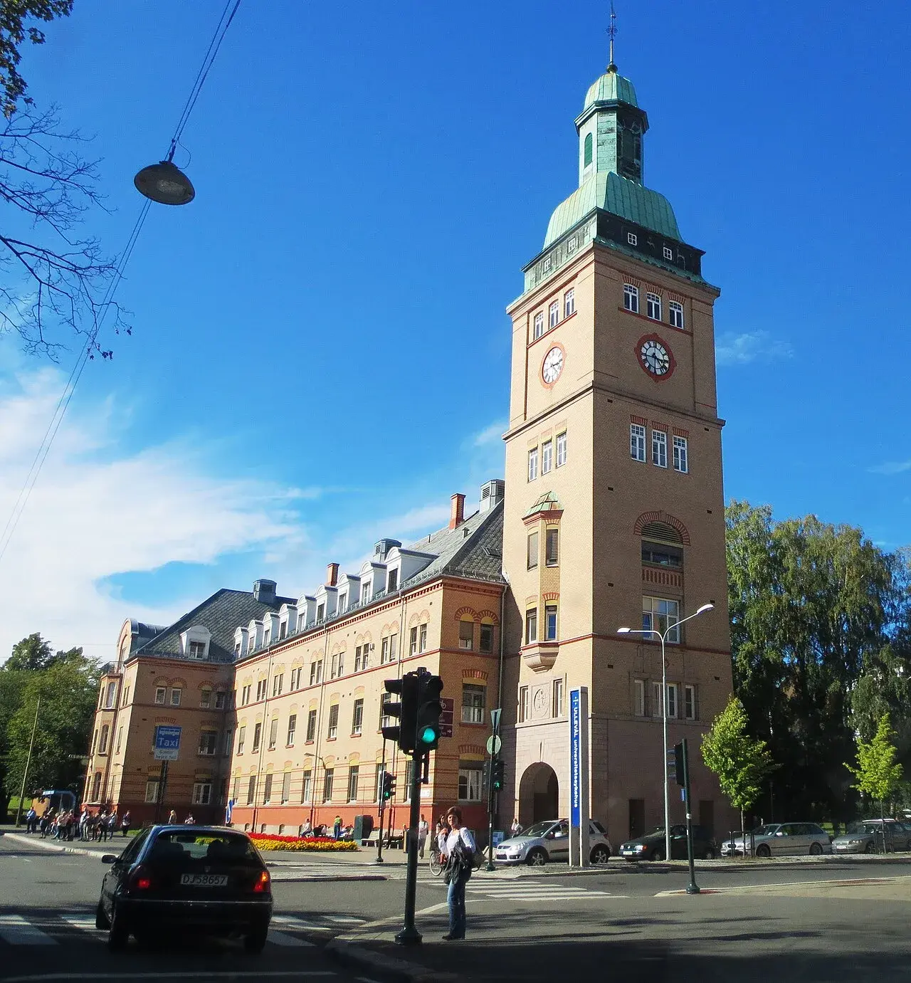 Lokalt vernet bygningsminne på Ullevål i Oslo, fotograferet ved Ullevaal sykehus. Billedet fremhæver bygningens arkitektoniske detaljer.