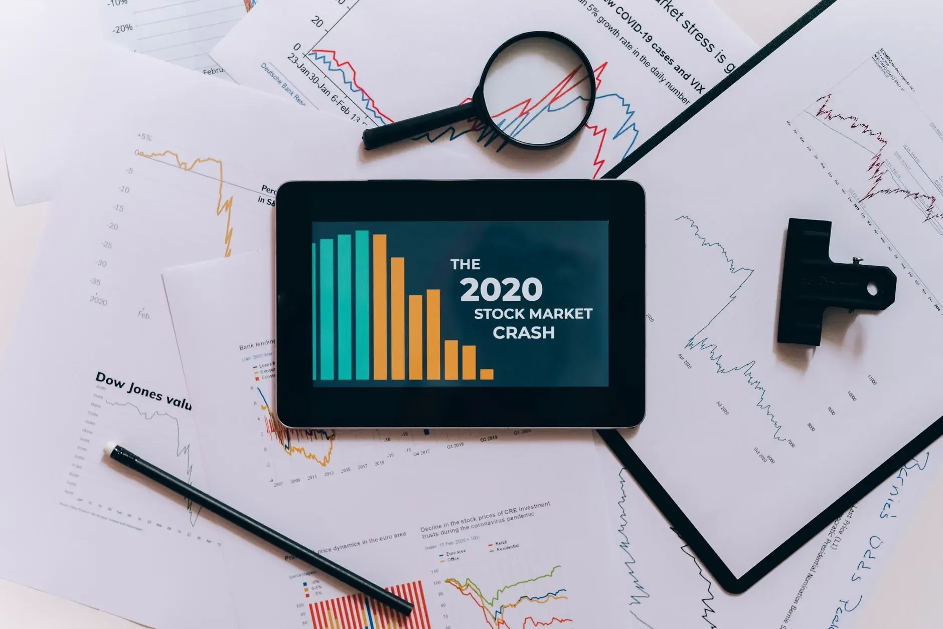 Et fladt layout af en tablet, der viser data og diagrammer relateret til 2020 stock market crash.