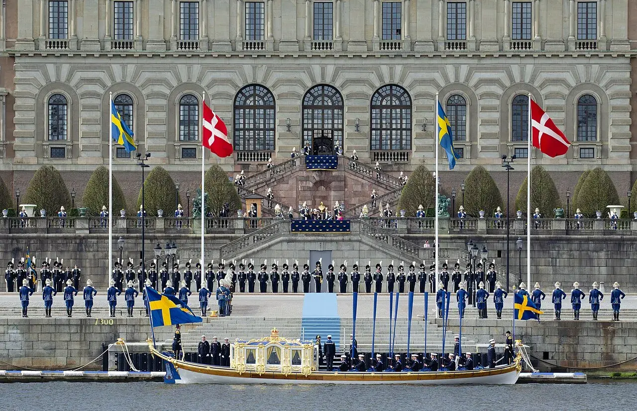 Kong Frederik og Dronning Mary på statsbesøg i Sverige den 6-7 maj 2024. De ankommer med Den Kongelige Orden af Vasa og går i land ved Logård Trapperne på Stockholms Slot, hvor den svenske kongelige familie modtager dem.