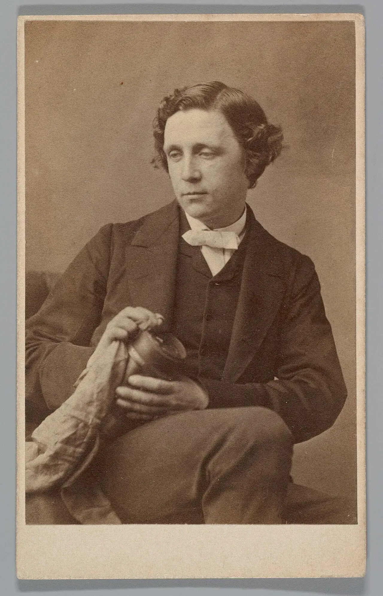 Lewis Carroll, også kendt som Charles Lutwidge Dodgson, var en britisk forfatter og matematiker. Billedet er taget af Oscar Gustave Rejlander i 1863.