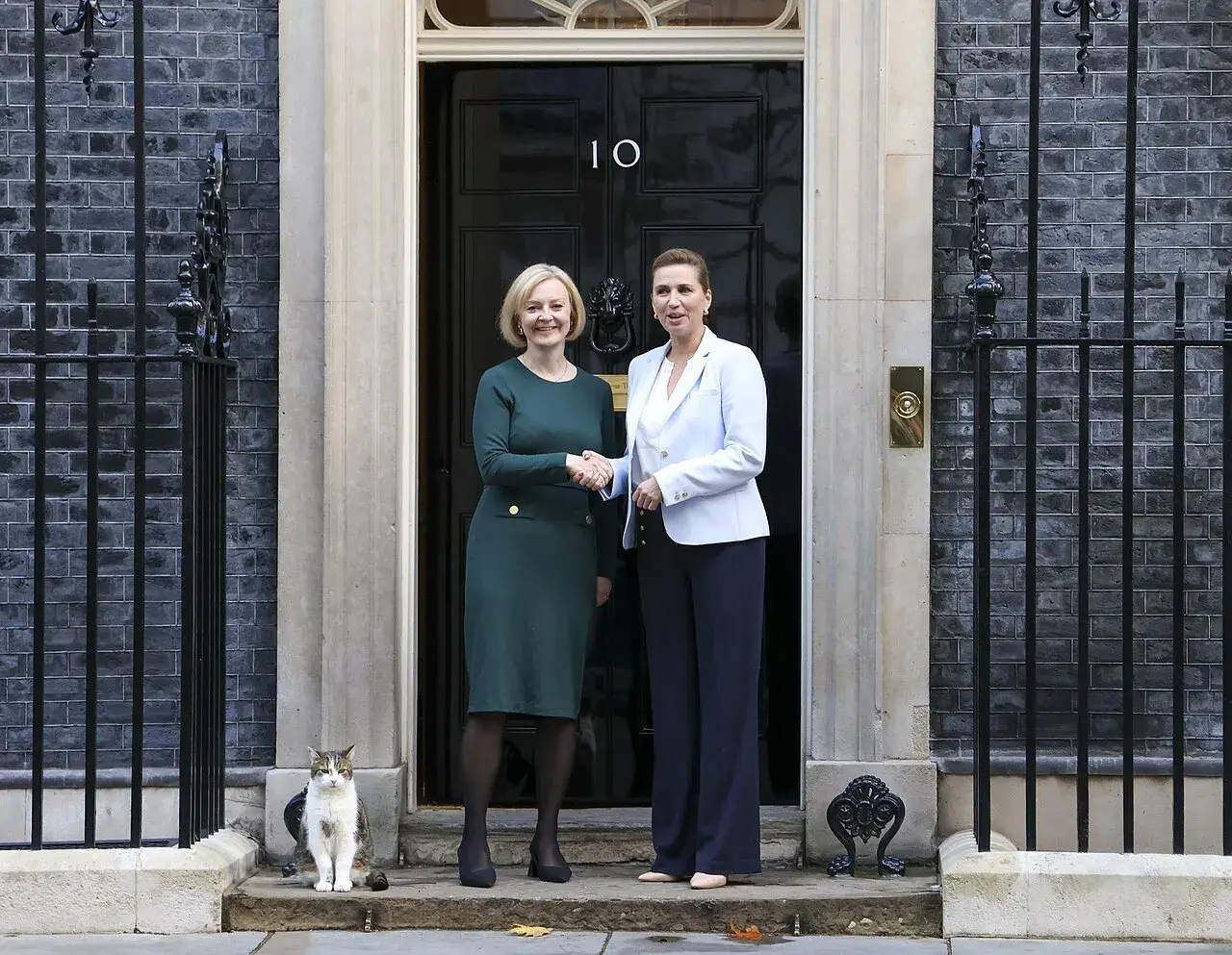 Liz Truss og Mette Frederiksen under samtaler. Billedet illustrerer dansk-britisk samarbejde og aktuelle sikkerhedspolitiske drøftelser.