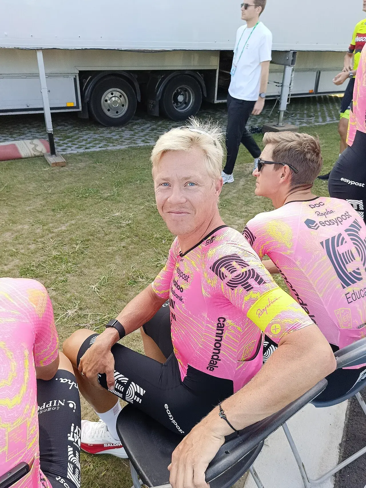 Michael Valgren deltager i Renewi Tour 2024. Billedet viser ham i fuld fart under løbet.