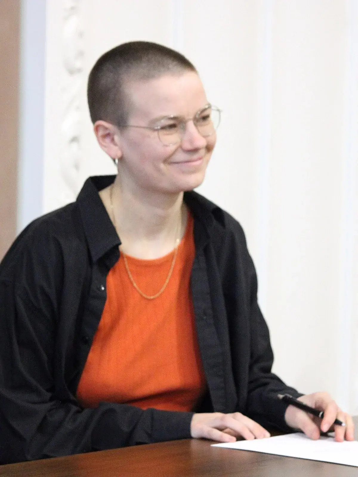 Anna Bjerre Johansen underskriver den danske grundlov (2026) – beskåret