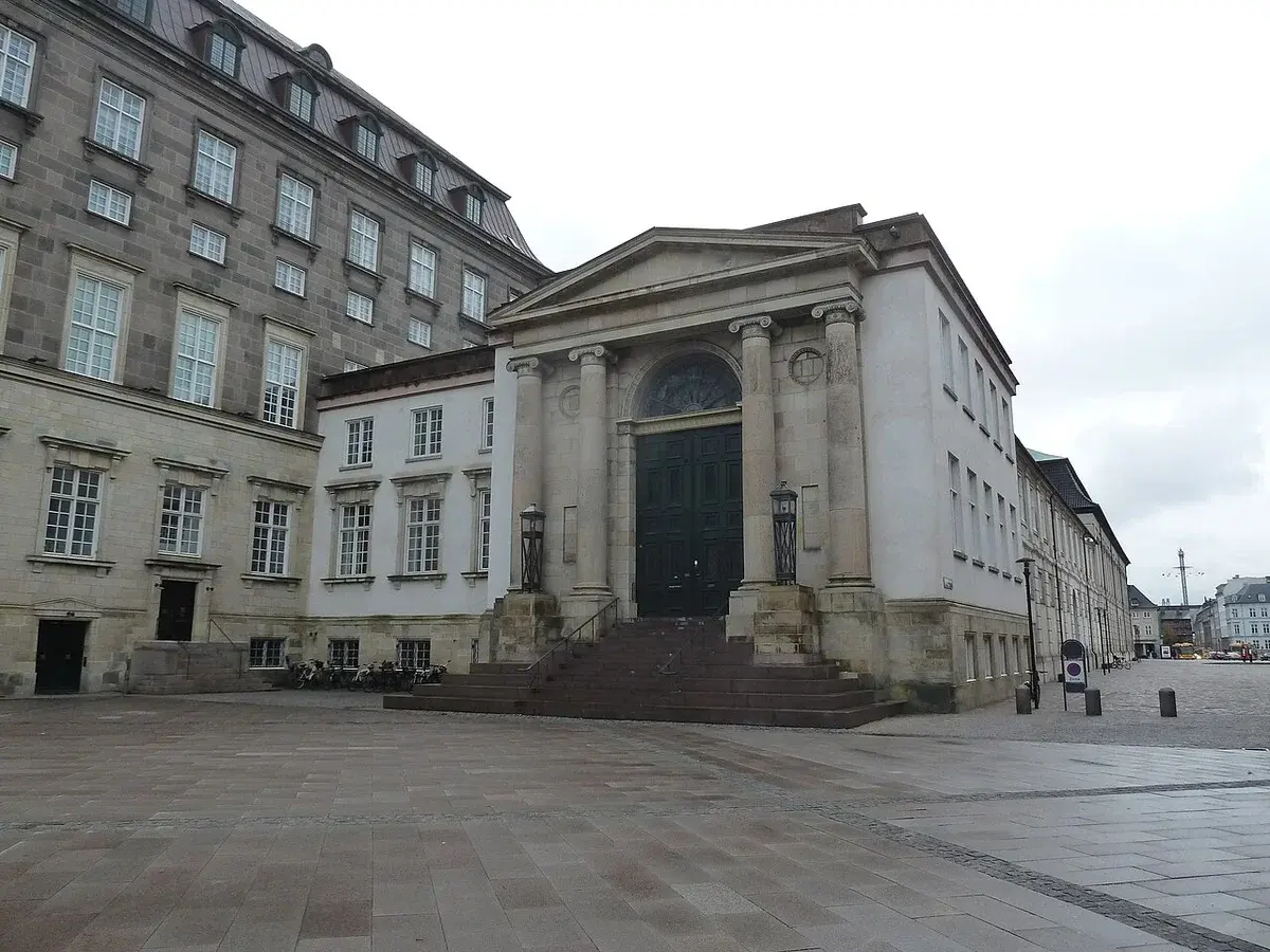 Main entrance of the Supreme Court of Denmark building with columns and steps