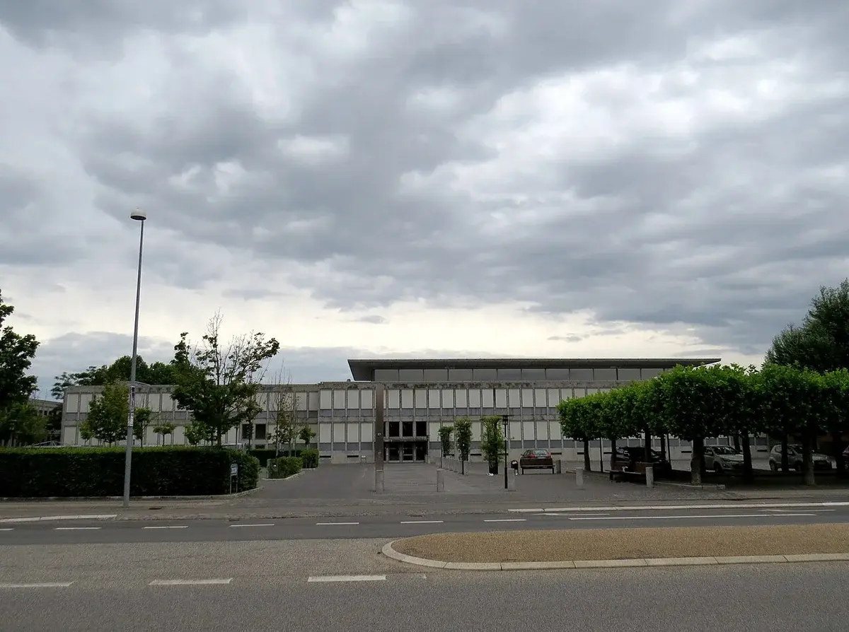 Exterior of Tårnby Town Hall under a cloudy sky.