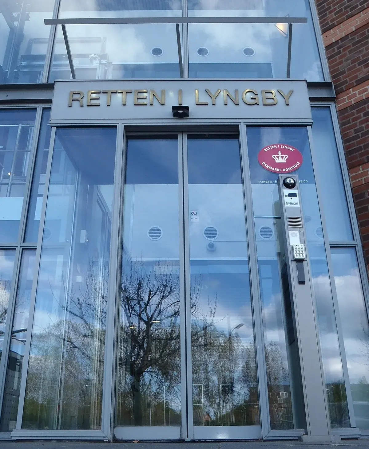 Front view of the Lyngby court building entrance.